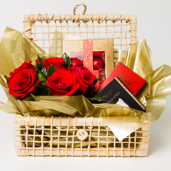 Cesta-baú com rosas vermelhas + chocolates Kopenhagen • Floricultura  Guimarães